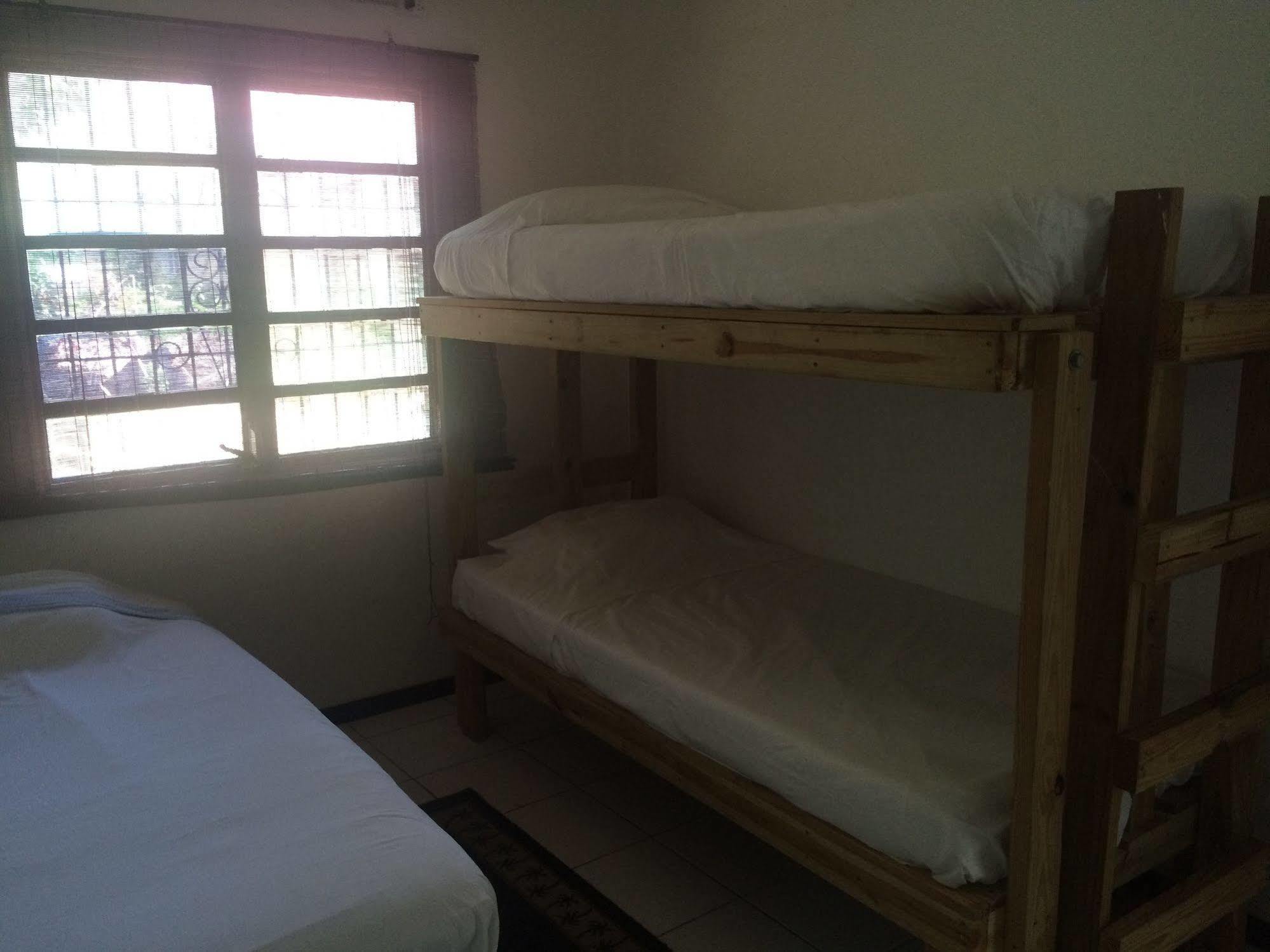Vicky'S Keys Hostel Upper Prince's Quarter Ngoại thất bức ảnh